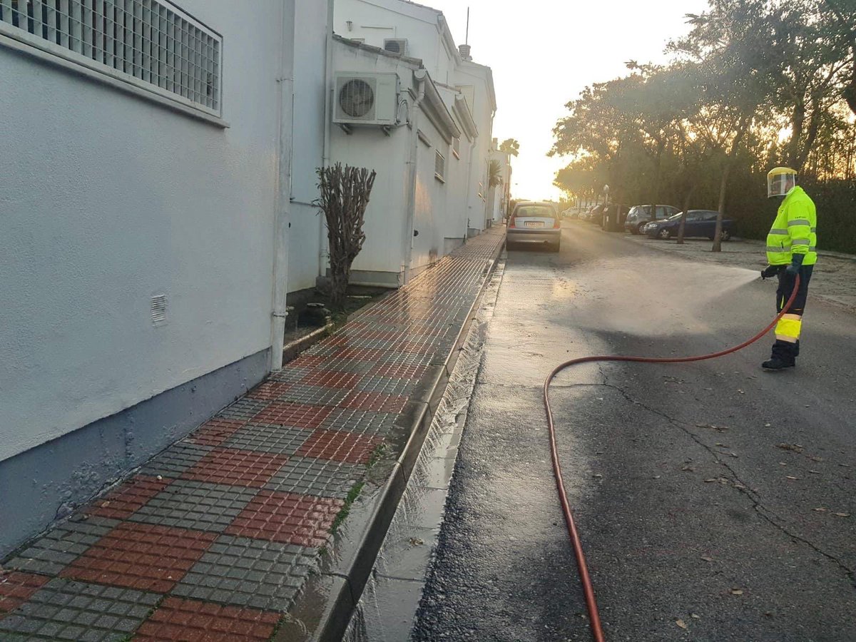 El Ayuntamiento de #Tomares sigue limpiando y desinfectando todos los rincones del municipio como medida de precaución frente al Coronavirus. Ayer tarde estuvimos en Hacienda El Carmen y Ciudad Parque.