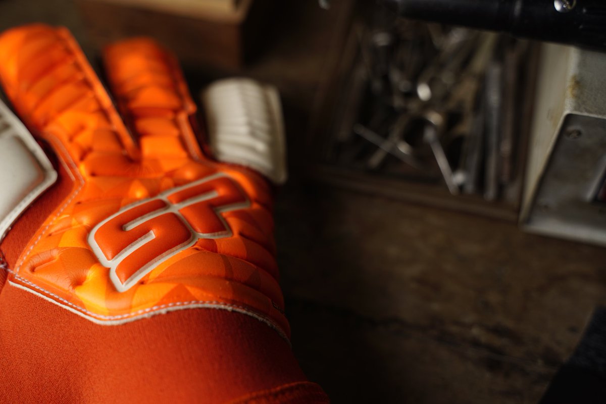 spfutbolES's tweet photo. Uno de los secretos del éxito de una colección de guantes de portero es una minuciosa elección de las materias primas 🧤
--
#Keepest 💍 la joya de los porteros
--
#spfútbol #guantesdeportero #goalkeepergloves #porterodefútbol #goalkeeper #arquero #guardameta #fútbol #football https://t.co/qhfnZOvY3z