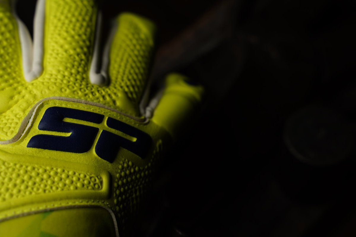 spfutbolES's tweet photo. Uno de los secretos del éxito de una colección de guantes de portero es una minuciosa elección de las materias primas 🧤
--
#Keepest 💍 la joya de los porteros
--
#spfútbol #guantesdeportero #goalkeepergloves #porterodefútbol #goalkeeper #arquero #guardameta #fútbol #football https://t.co/qhfnZOvY3z