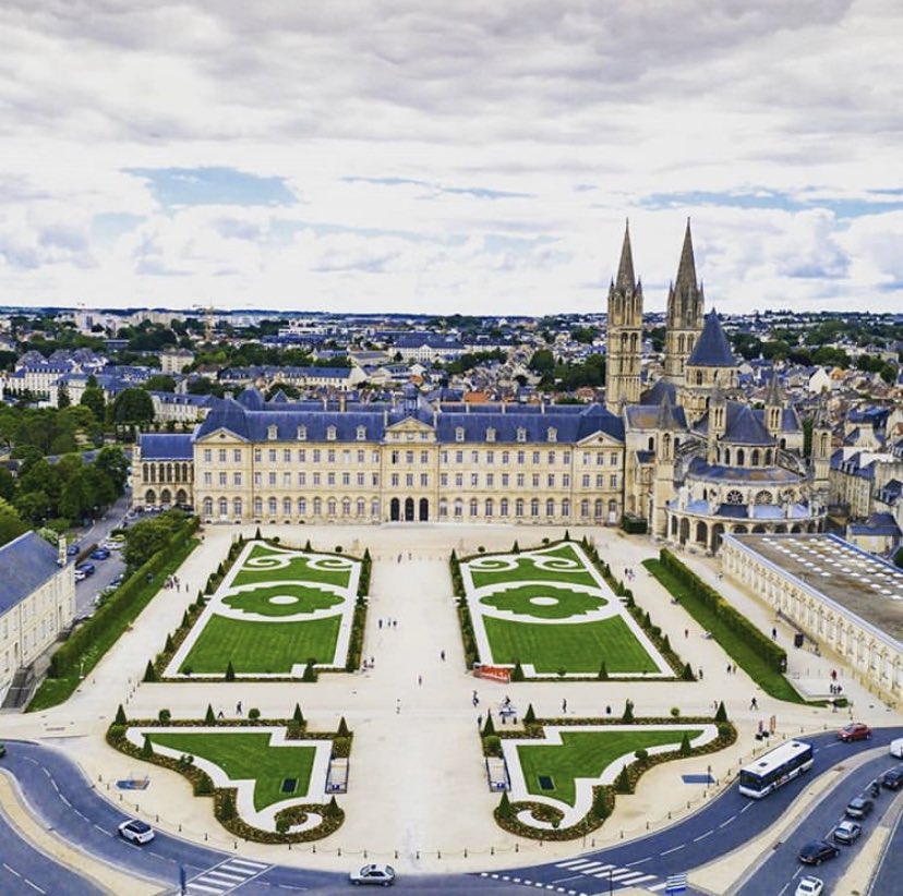 SMCaen's tweet photo. 📍 Caen 

🥰 Qui peut s’asseoir à notre table et dire, « j’ai une plus belle mairie que vous » ? 

📸 IG | @CaenOfficiel https://t.co/2WAHfMT5gM