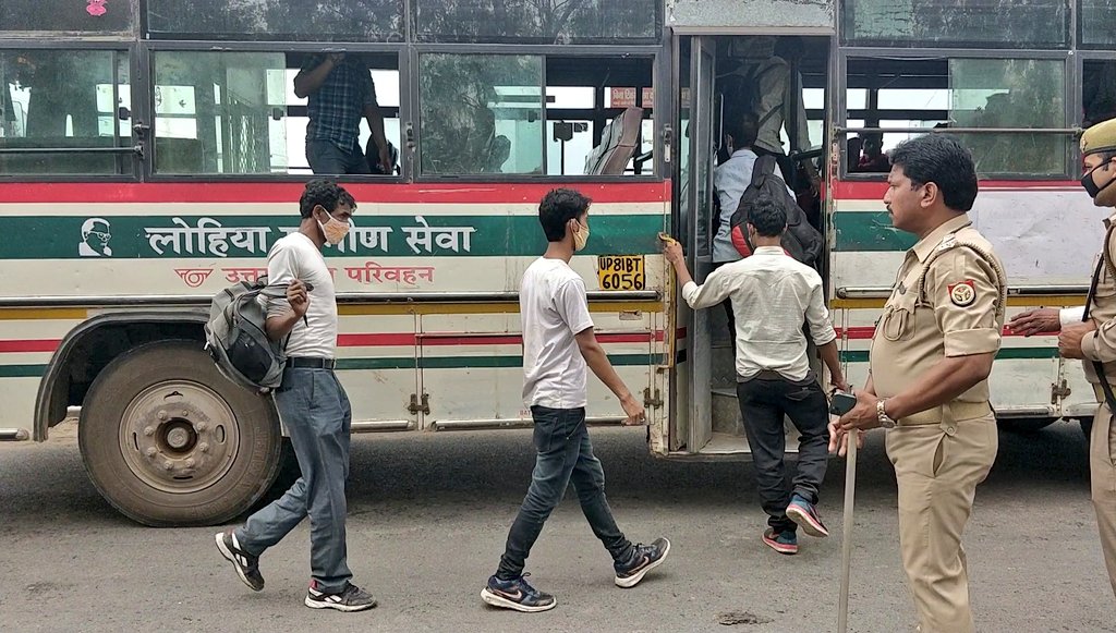 Etahpolice's tweet photo. एटा ~ कोरोना के चलते लागू लाॅक-डाउन में एसएसपी तथा @DM_Etah ने NCR आदि क्षेत्रों से पैदल आ रहे जरूरतमंदों की #SocialDistancing ध्यान में रख, थर्मल स्केनिंग के बाद लंचपैकेट वितरित कर बसों से गंतव्य तक भिजवाया, लोगों ने भावुक हो किया एटा पुलिस का धन्यवाद।
#UPPWithYou #UPPForYou https://t.co/AoGTLgcHTP