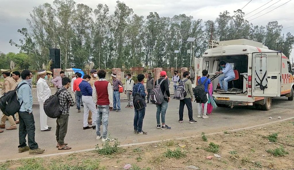 Etahpolice's tweet photo. एटा ~ कोरोना के चलते लागू लाॅक-डाउन में एसएसपी तथा @DM_Etah ने NCR आदि क्षेत्रों से पैदल आ रहे जरूरतमंदों की #SocialDistancing ध्यान में रख, थर्मल स्केनिंग के बाद लंचपैकेट वितरित कर बसों से गंतव्य तक भिजवाया, लोगों ने भावुक हो किया एटा पुलिस का धन्यवाद।
#UPPWithYou #UPPForYou https://t.co/AoGTLgcHTP