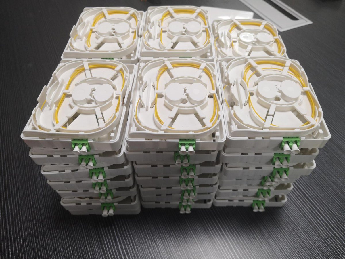 maxchen08843290's tweet photo. Mini terminal box with LC duplex adapter and pigtails. https://t.co/CPUiIcwwGp