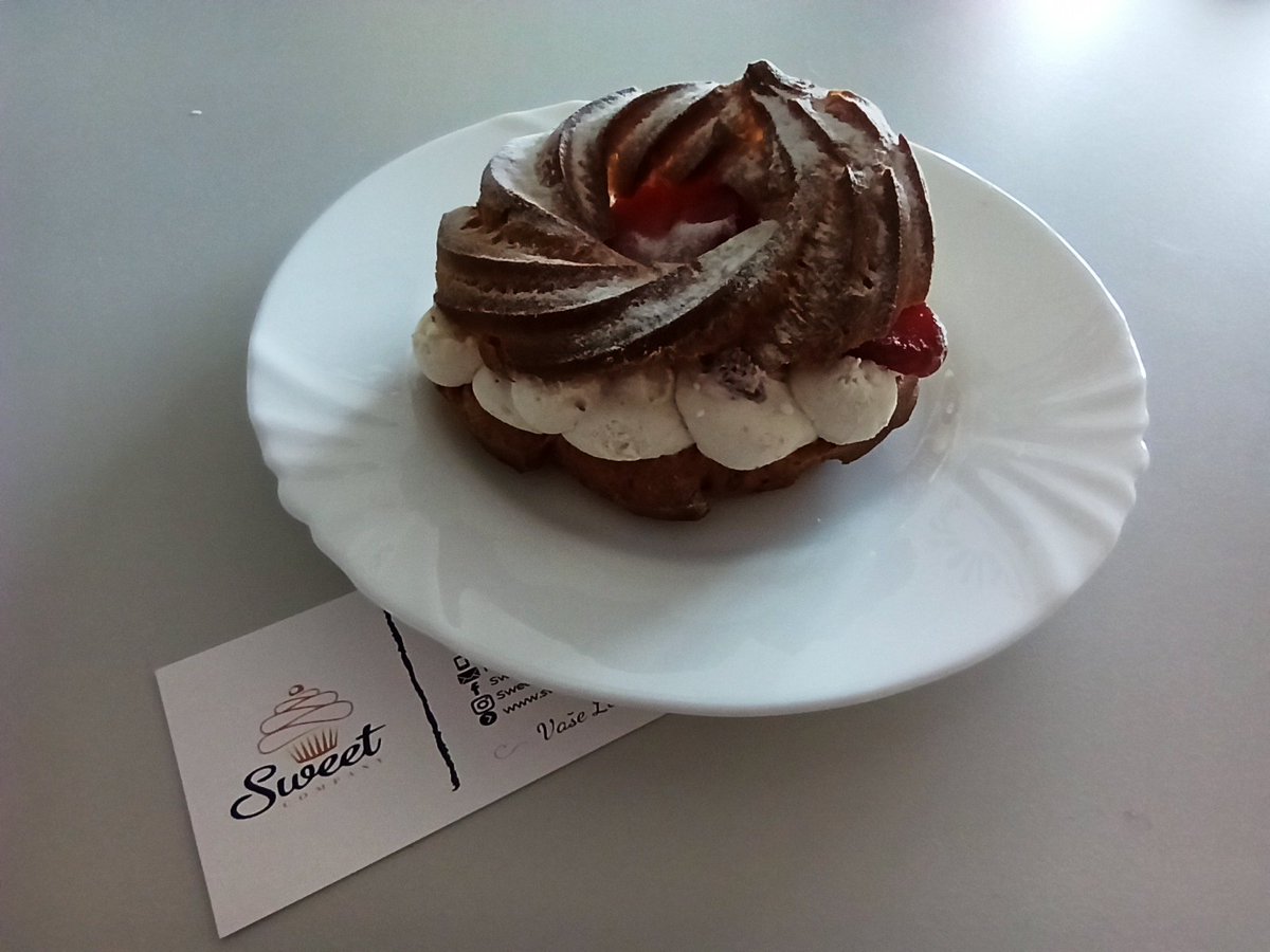 Vždy nás potěší, když nám někdo poděkuje. Obzvlášť na operačním středisku, které sice není vidět, ale bez něj by to nešlo 🙂 S kolegy a kolegyněmi na operačním středisku <a href="/HasiciPraha/">Hasiči Praha 🚒</a> děkujeme za pozornost a poděkování od sweetcompany.cz a hajduflowers.cz ♥️🍰