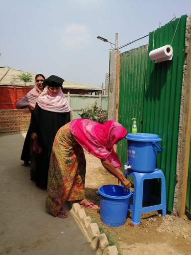 CARE_Danmark's tweet photo. Low tech løsninger med high impact. CARE er i fuld gang med at opsætte håndvaske-stationer i verdens største flygtningelejr i Cox's Bazar #dkimpact #dkaid #StopTheSpread #SafeHands @CAREBdesh https://t.co/lHhXpmHWrw