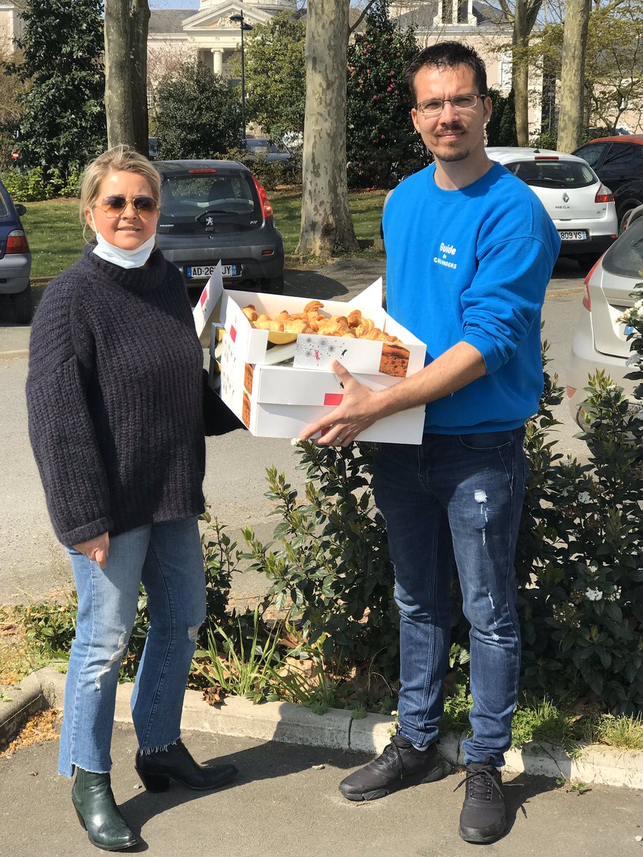 [SolidariteCOVID19]
Merci au <a href="/legrenierapain/">Le Grenier à Pain</a> la Madeleine et à Géraldine Galloyer venue apporter des douceurs aux équipes du  <a href="/chu_angers/">CHU Angers</a>. Nous recevons de nombreuses marques d’attention, merci à tous pour votre #Générosité #SoutienSoignants