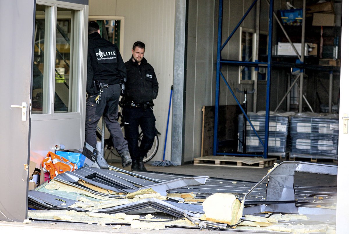 Politie valt bedrijfspand binnen in Uden . 27 maart 2020.