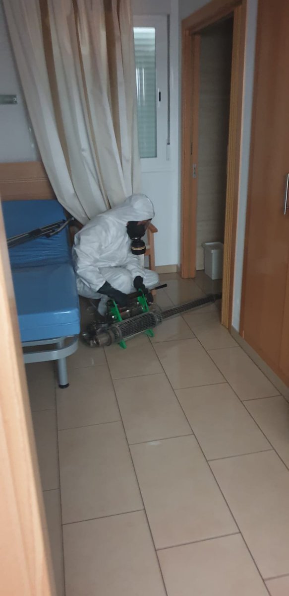 Personal del Servicio de Veterinaria de la #USBA_EL_COPERO #Sevilla realiza junto a personal de la Brigada de la Legión la desinfección de una Residencia de Mayores en la localidad de #Ronda #OperacionBalmis <a href="/EjercitoTierra/">Ejército de Tierra 🇪🇸</a>  #SomosTuEjército 
#EsteVirusLoParamosUnidos