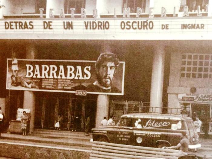 Caracascuentame's tweet photo. Caracas, 1961. Teatro Imperial, en La Candelaria. Estaban exhibiendo "Detrás de un vidrio oscuro" y promocionando a la película "Barrabás" https://t.co/YOuyoBOoTM