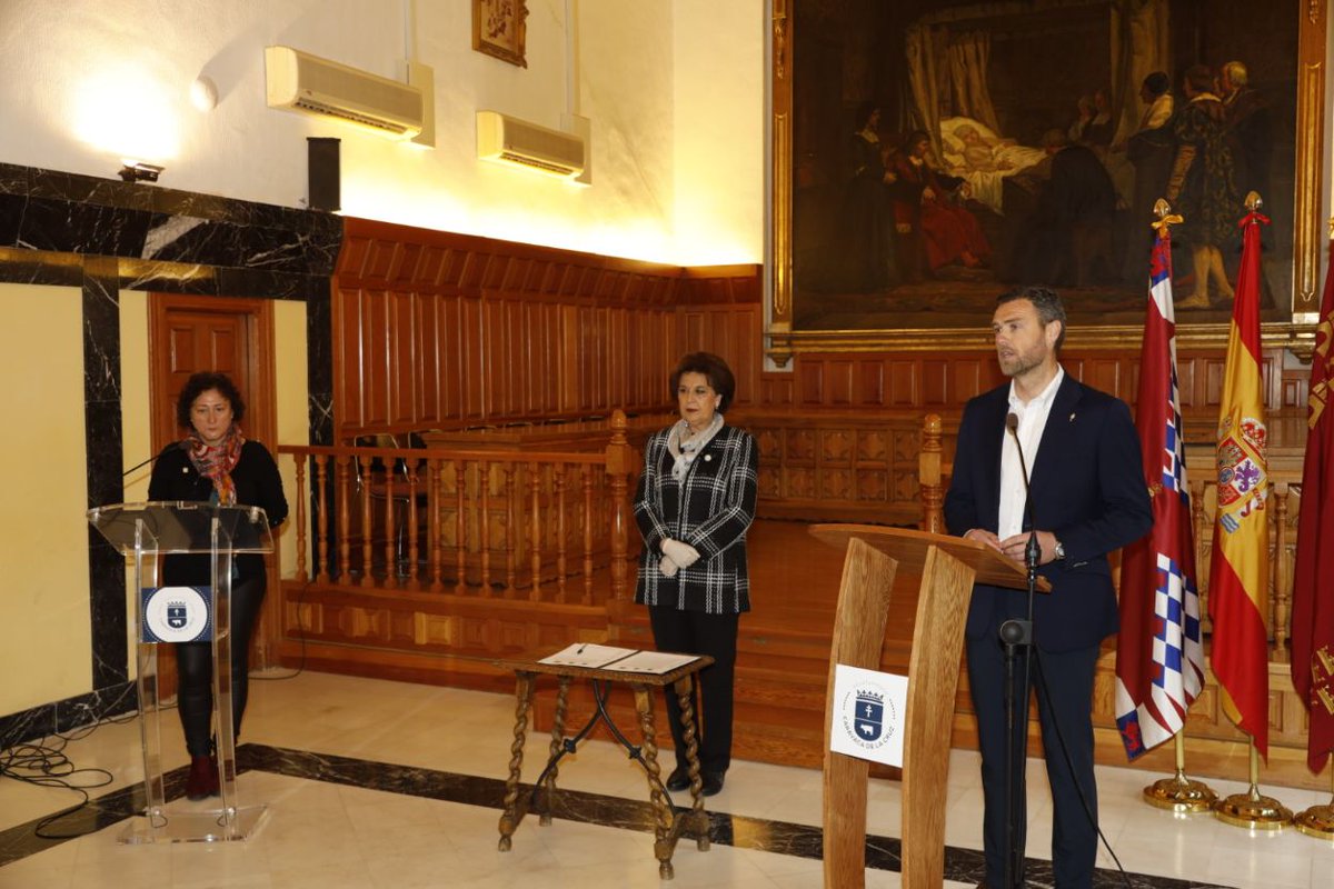 caravacaaldia's tweet photo. SUSPENDIDAS LAS FIESTAS EN HONOR A LA SANTÍSIMA Y VERA DE CARAVACA DEL 2020
https://t.co/sc1LE9jlsn

Una declaración conjunta de las instituciones y estamentos festeros hace oficial la suspensión de las fiestas patronales de la Vera Cruz de Caravaca,  del 1 al 5 de mayo https://t.co/T526rbUl7g