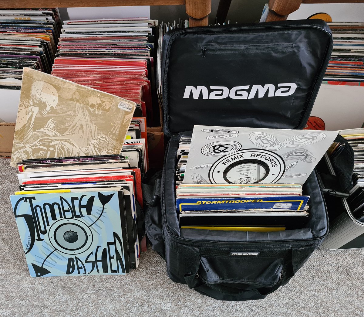 DJHardnoize's tweet photo. Going to make a new dj mix, with hardcore techno and breakbeats combined #hardnoize #hardcoretechno #hardcore #oldschoolhardcore #breakbeat #dj #djmix #mixing  #turntables #technics #sl1210mkII #mixer #numark #dxmpro #records #vinyl #12inches https://t.co/kEhlpMgnfz