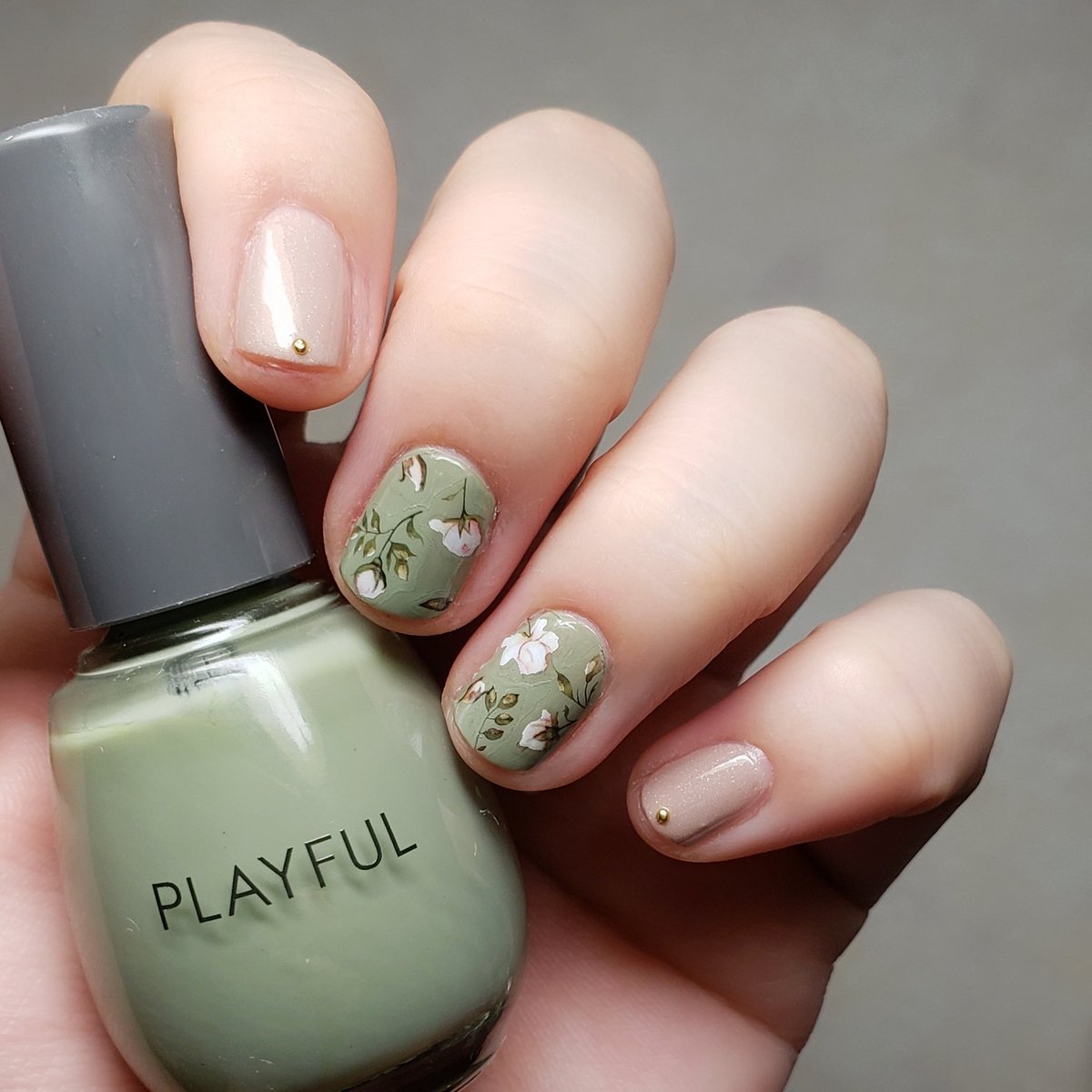 ট ইট র ゆうり カーキもピンクも使いたい ってことで アシメネイル 最初3枚目みたいに中指にパーツつけてたけど速攻取れたから つけるの諦めた W 4枚目は色選びに失敗した即オフネイル 3 ネイル セルフネイル ポリッシュ