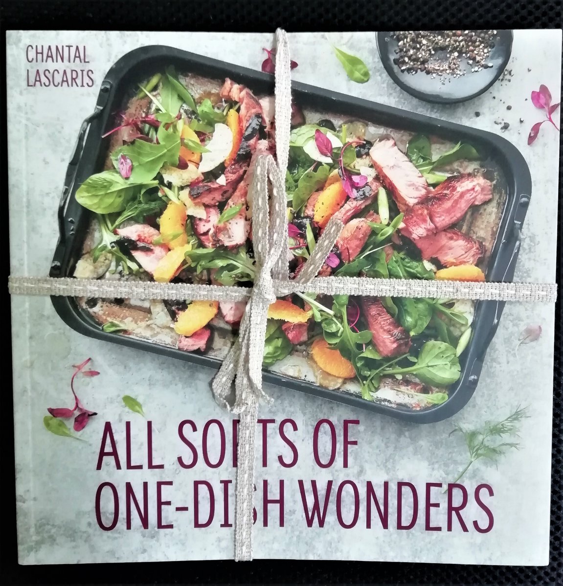 Vrouekeur's tweet photo. Chantal Lascaris, outeur van "All Sorts of Salads", "All Sorts of Healthy Dishes", is terug met "All Sorts of One-Dish Wonders". Jy dink 1-pot-geregte is bredies van oorskiet, maar die boek gaan jou verkeerd bewys. Kyk op ons facebook blad vir 1 van haar resepte. @PenguinBooksSA https://t.co/ZnuNMzqySl