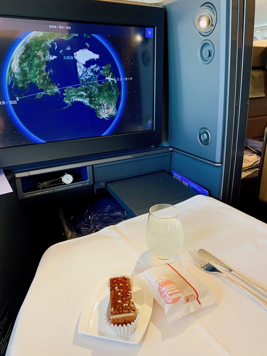 kuroboshi_ana1's tweet photo. 🛩NH9便・ビジネスクラス機内食④🛩
🍰デザート🥮
チョコレートバニラケーキ
黒糖饅頭
#みんな大好きana 
#がんばろうana
#nh9
#機内食
#inflightmeal 
#ビジネスクラス
#businessclass
#ビジネスクラス機内食
#anaビジネスクラス
#anabusinessclass 
#flywithana
#flyana
#anatheroom https://t.co/Ucju6738AI