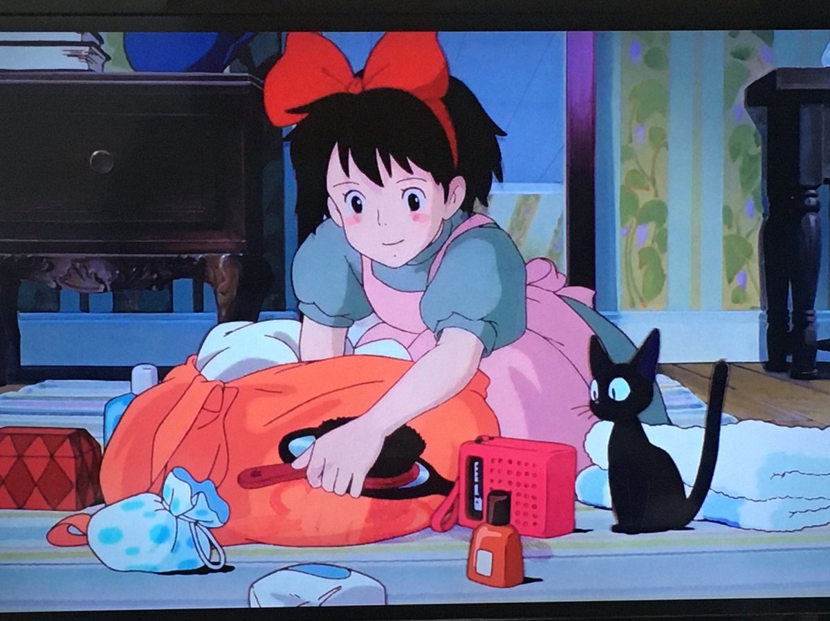 沼倉希美 ぬまくらのぞみ En Twitter 旅立つ前のキキのワンピース 今流行りのくすみカラーやん くすんだ緑とピンク かわええ 確かにこの明るい色から紺色ワンピース一択になるのは抵抗あるねえ 魔女の宅急便