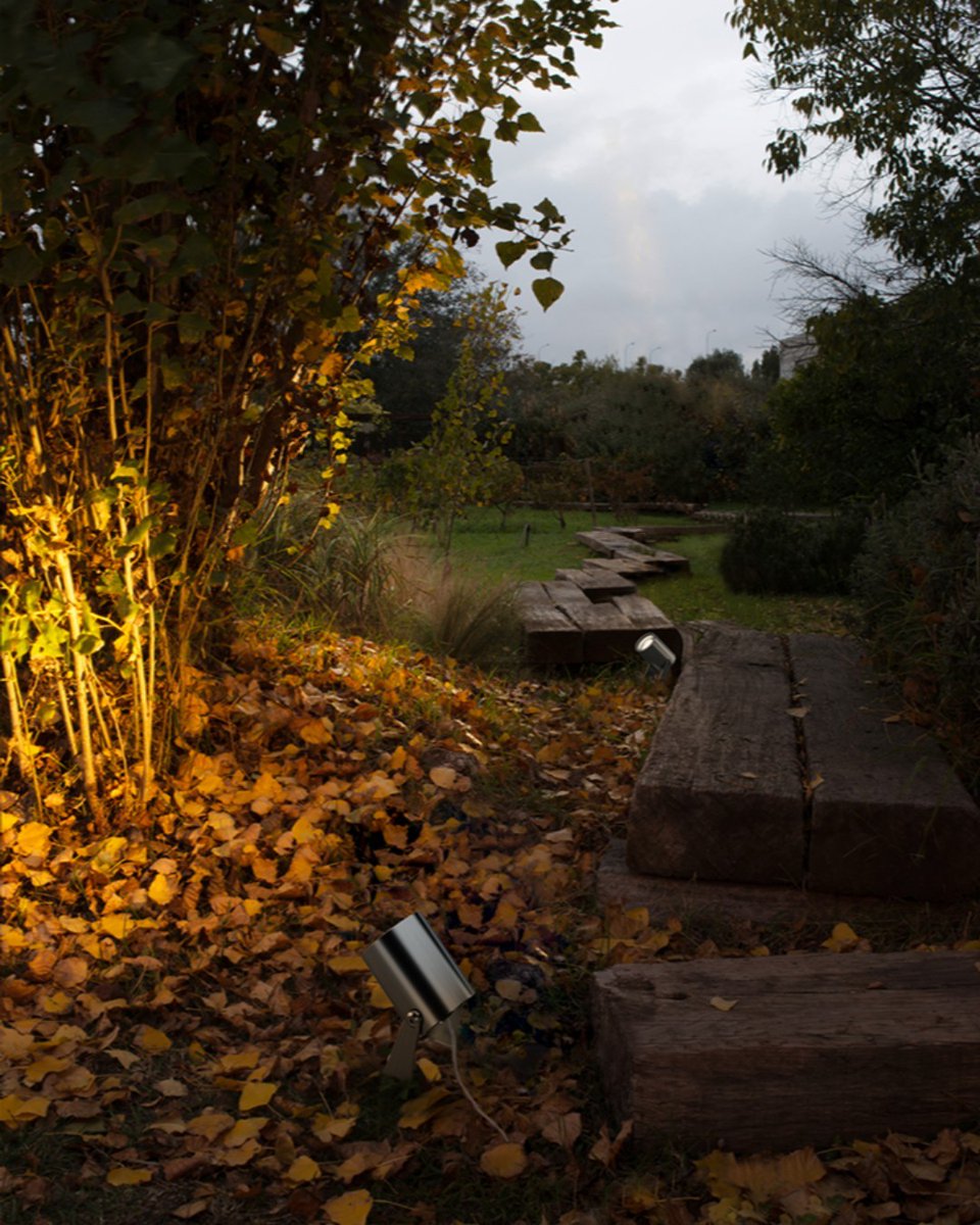 The outdoor spotlight Thor has a contained design and low voltage, making it ideal for garden lighting. 

Thor es un proyector exterior de bajo voltaje con un diseño contenido, ideal para la iluminación de jardines. 

#LEDSC4 #lighting #iluminación #outlight