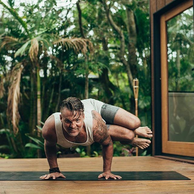 Switch up your training with a bit of yoga. Yoga improves range of movement, lowers stress, promotes better sleep and raft of other benefits. And it’s not just for women. Check out @yogidunx in this radical pose. 
#training #workout #muscle #bodybuilding ##focus #healthylife…