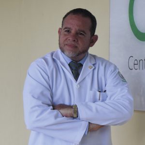 AmeliaDeschamps's tweet photo. #WilliamDuke, epidemiólogo : "El 20% de las personas con #COVID19 están hospitalizadas. En esta etapa es vital la atención adecuada a los pacientes. Hay que aumentar el aislamiento social para poder ver resultados y salir bien de la fase 4 donde el virus tiene transmisión local". https://t.co/d2mVz3dZxk