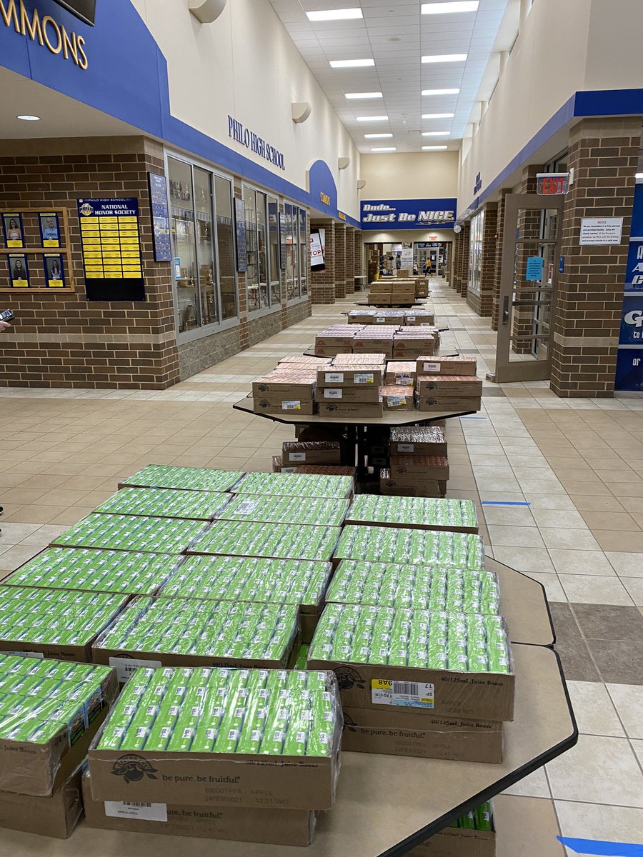McDermott_41's tweet photo. Getting ready for Monday’s food delivery. @FranklinLocal https://t.co/l9jbatOw8w