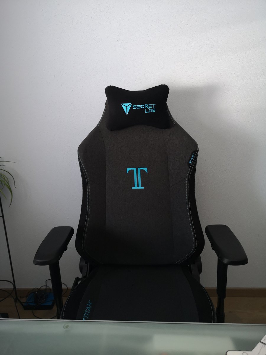 Giesi82's tweet photo. My new thorne just has arrived #secretlab ... it fits perfectly to my workplace thank you so much @secretlabchairs 😃 https://t.co/FeG3FhKqod