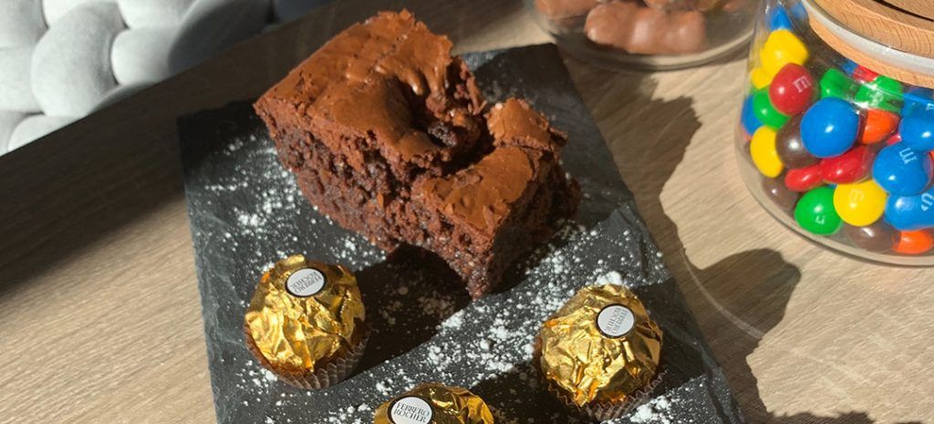 FrRecettes's tweet photo. Brownie fondant aux Ferrero Rocher https://t.co/cSMQ08cbep https://t.co/S04tJSlyUl