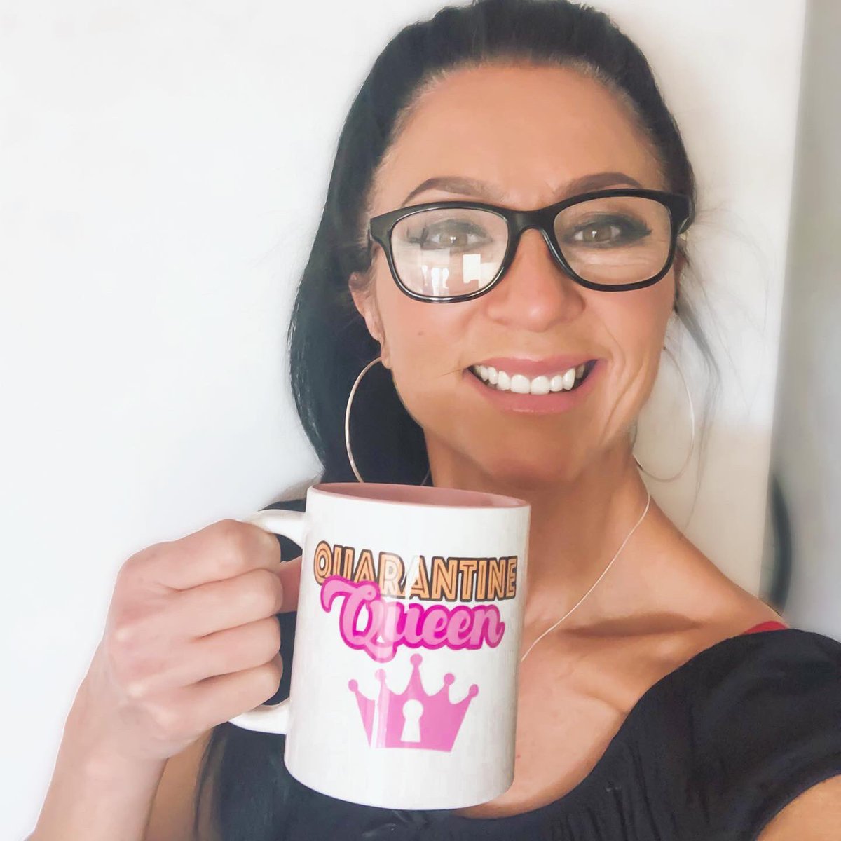 JO_PARRY__ART's tweet image. Quarantine Queen 👑
Mug and coaster set now available in the Etsy Shop. 
Keep smiling, we will look back and laugh at this.... one day! 🤣🤣🤣
#quarantine #quarantinequeen #selfisolation #socialdistancing #supportsmallbusinesses #supportlocalartists #supporttheselfemployed