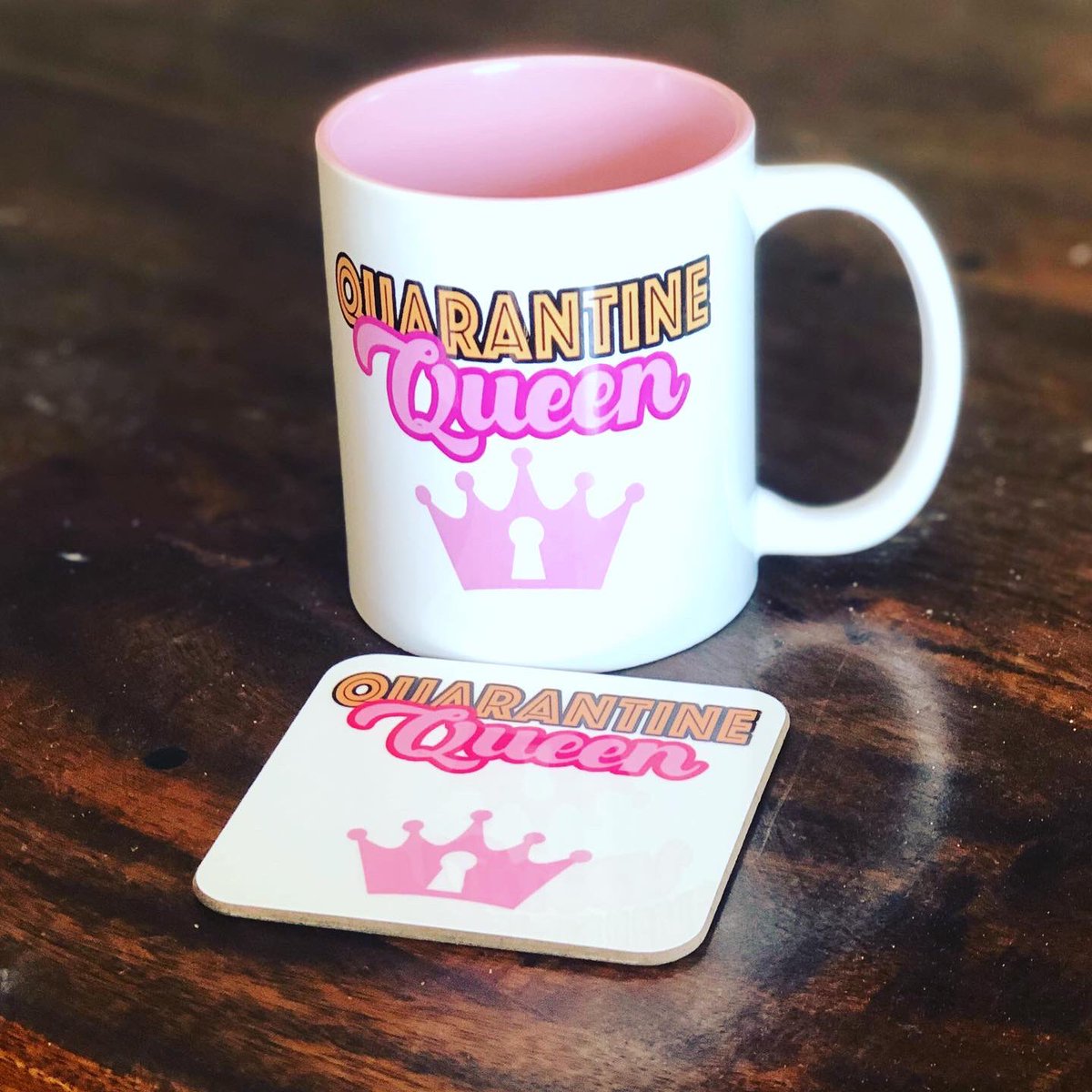 JO_PARRY__ART's tweet image. Quarantine Queen 👑
Mug and coaster set now available in the Etsy Shop. 
Keep smiling, we will look back and laugh at this.... one day! 🤣🤣🤣
#quarantine #quarantinequeen #selfisolation #socialdistancing #supportsmallbusinesses #supportlocalartists #supporttheselfemployed
