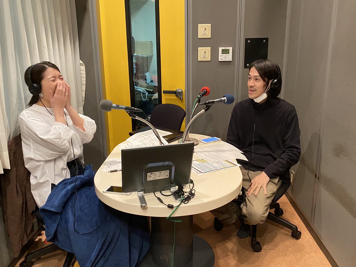 YESfm781's tweet photo. MUSIC RAFT、本日最終回😌
DJの吉野さん、本当に一年半お疲れ様でしたふ⛵️
写真はゲストのダーレコード難波店谷村さんと、花束を持った吉野さん(眼鏡はスタッフの)🌸 https://t.co/xXcxF1roWy