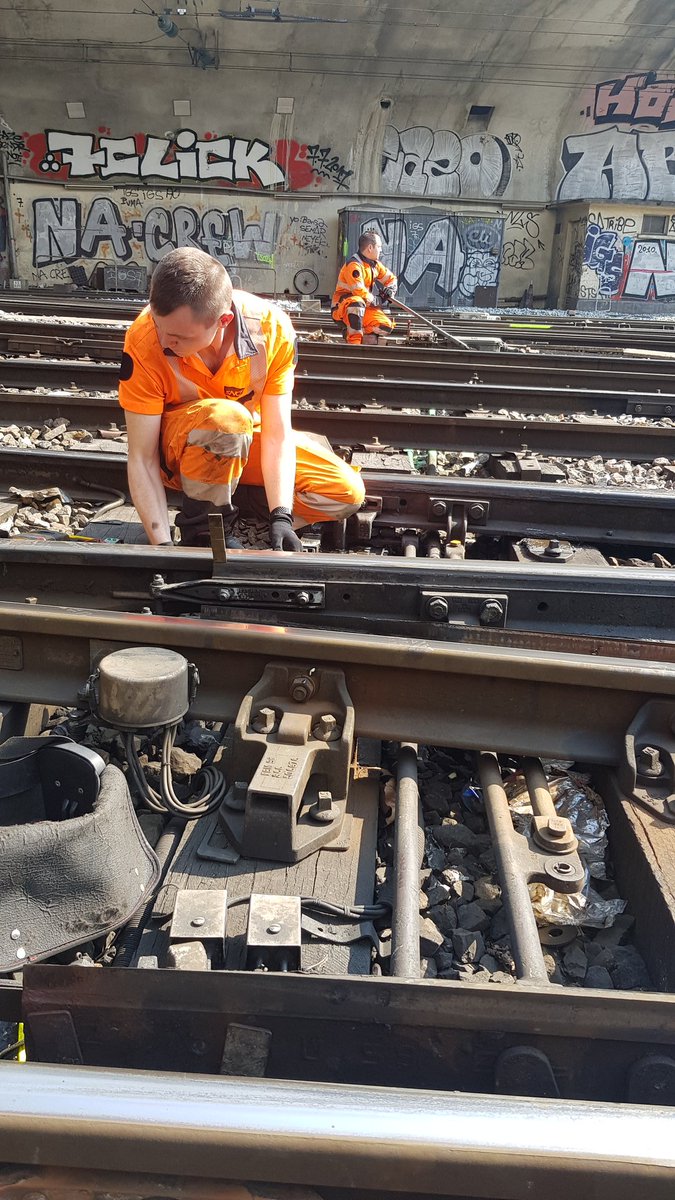 cellule_OTP_SE's tweet photo. Nous continuons à rendre disponible nos installations de sécurité pour faire circuler vos trains.
Aujourd'hui, intervention de dépannage d'une aiguille en Gare de l'est @SNCFReseau @InfrapoleParisEst https://t.co/ccJhLvE5aY