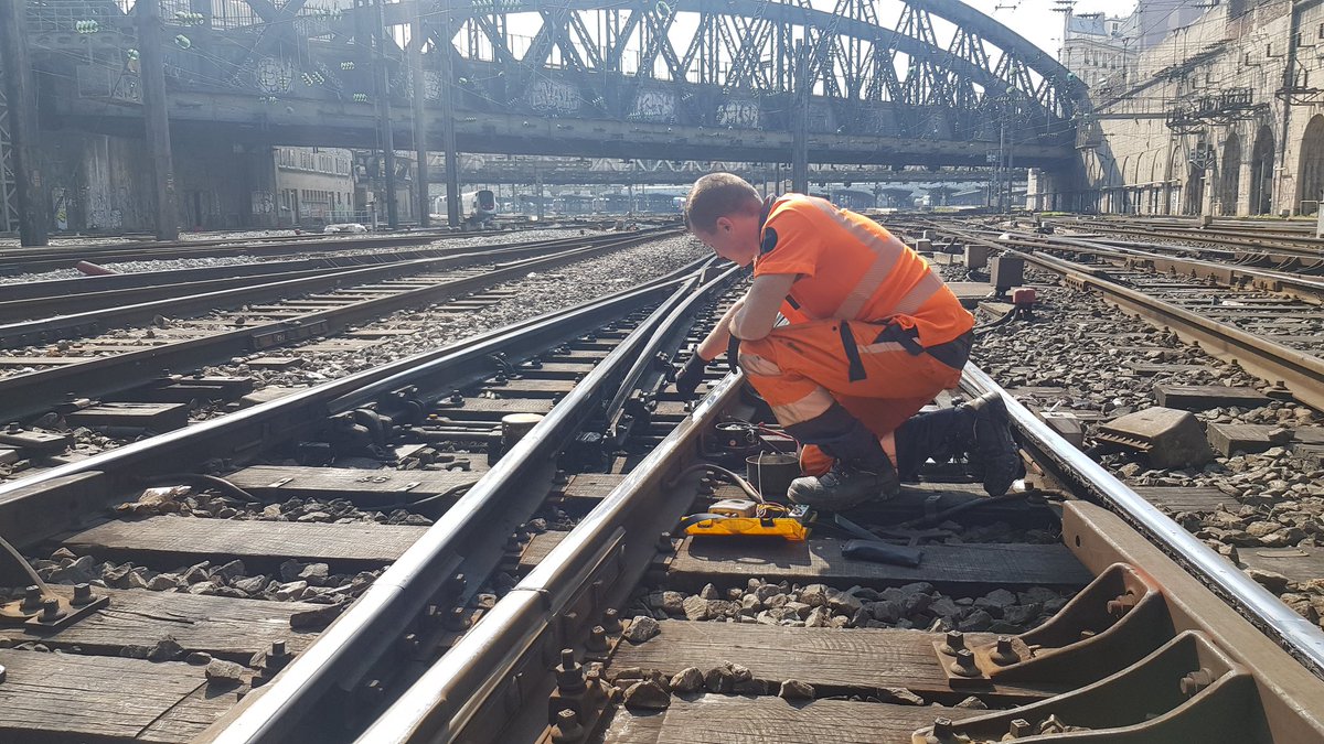 cellule_OTP_SE's tweet photo. Nous continuons à rendre disponible nos installations de sécurité pour faire circuler vos trains.
Aujourd'hui, intervention de dépannage d'une aiguille en Gare de l'est @SNCFReseau @InfrapoleParisEst https://t.co/ccJhLvE5aY