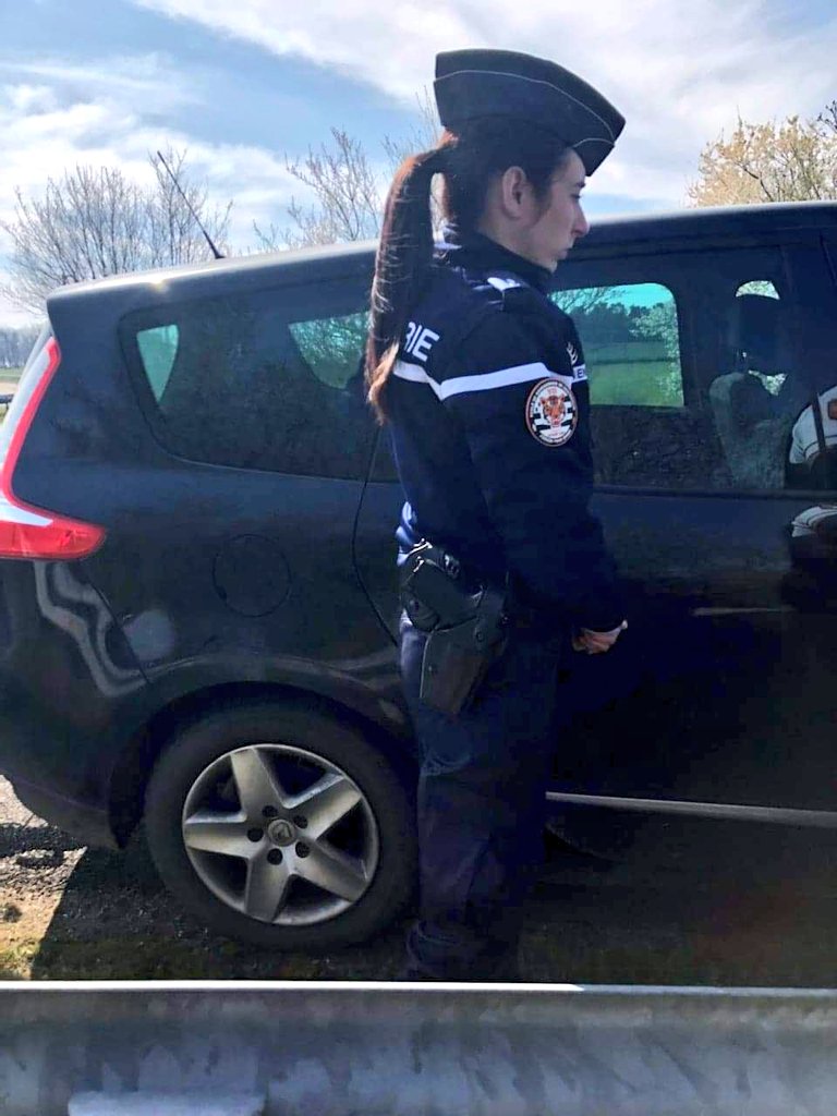 Gendarmerie_042's tweet photo. Nos jeunes sont avec nous ! 
A peine 50 jours à l'école de Châteaulin et déjà affectée au peloton motorisé de Noirétable.
La GAV Salhomé, 20 ans, effectuait ce matin son tout premier service.
Bravo pour cet engagement et la volonté affichée dans ces circonstances exceptionnelles https://t.co/7ADHTG0pyj