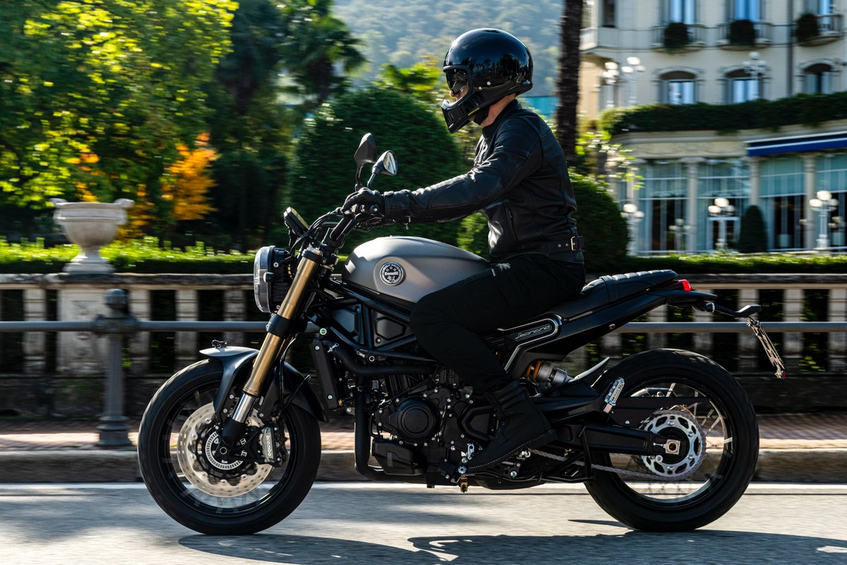 Un abbinamento perfetto, quello tra il nostro DDS retrò EX-ZERO e la nuova Benelli Leoncino 800!
#shoei #dds #cimettolatesta #benelli #leoncino #exzero
<a href="/BenelliMoto_/">Benelli</a> <a href="/BenelliMotor/">Benelli Motor</a>