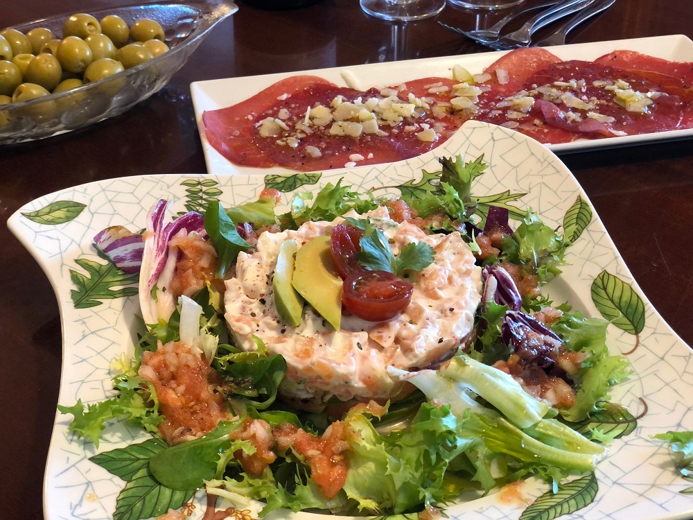 delascosasdelco's tweet photo. La hora del aperitivo la hemos convertido en ritual en https://t.co/NDiIYf7vso Hoy tartar de salmón y langostinos, compartiendo el momento en una vídeo llamada con la gente que queremos! Os lo recomiendo @BodegasBaron #YoMeQuedoEnCasa 
https://t.co/KYhowFwaKV https://t.co/aOfjmoURcq