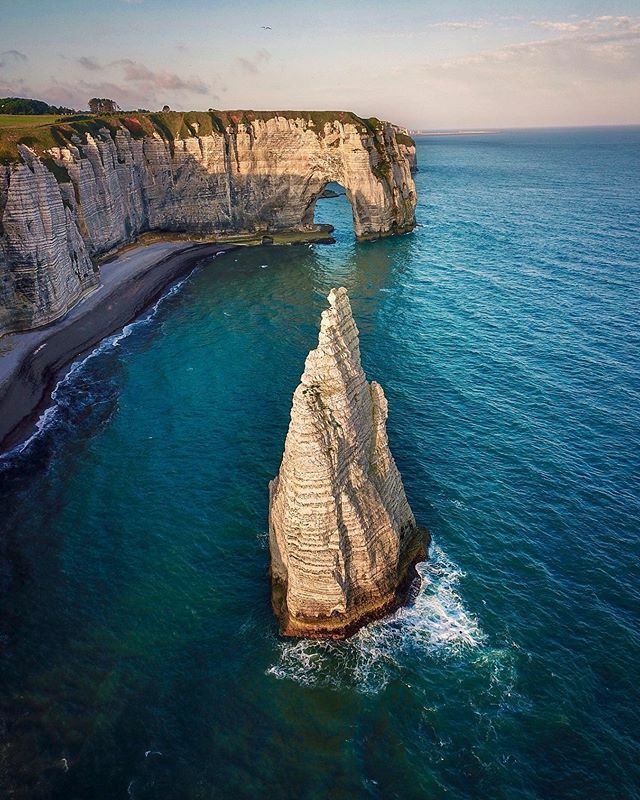 My favorite French coastline!!! Throwback to last summer. Can’t wait to go back. 🌊🚤⛰ #france #etretat #roamtheplanet #discoverearth #frankreich #tlpicks #folkgreen #mountainstones #stayandwander #wondermore #allaboutadventures #roamtheplanet #drone #moodygrams #earth_shotz #…