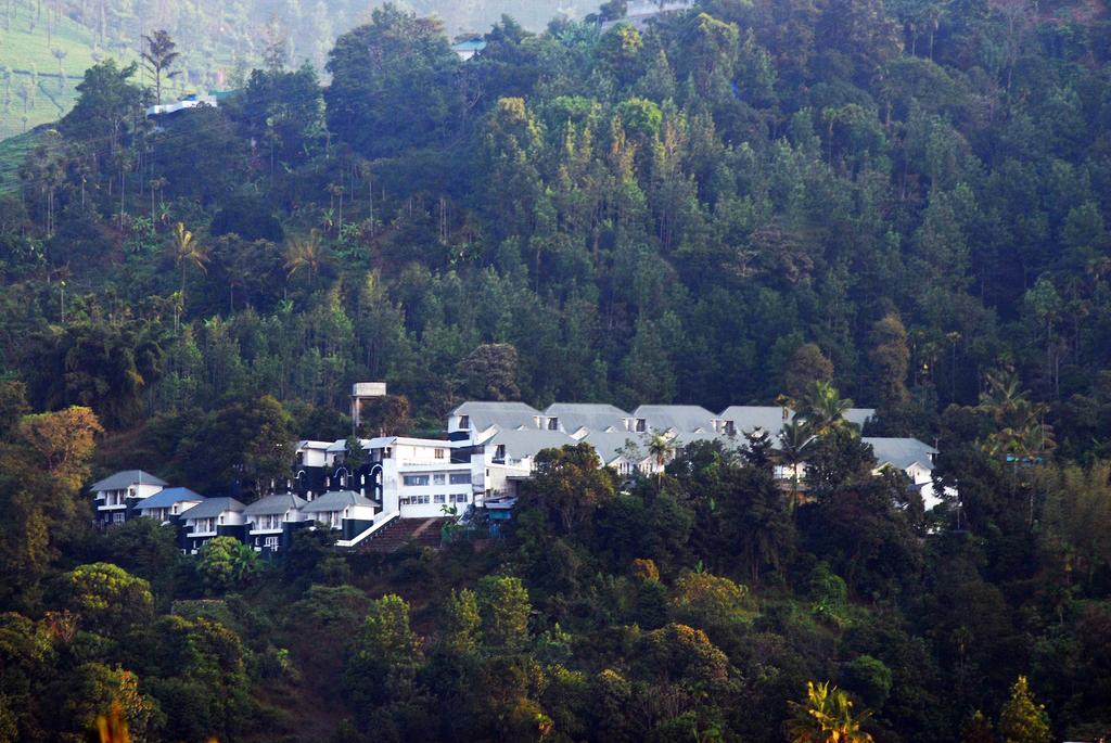 LiveKerala_com's tweet photo. At Munnar Tea Country Resort comprehend well that holidays are for enjoyment. We are committed to give you experiences that will help relax and de-stress. It will help you refresh yourself and forget the routine life. Book Now Call: +91 94977 17353 Call to Resort: +91 90723 15330 https://t.co/6VDqCj8zUw
