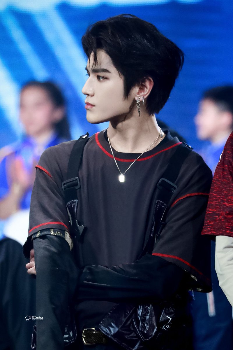 taeyong has tried many colours but his black hair remains superior