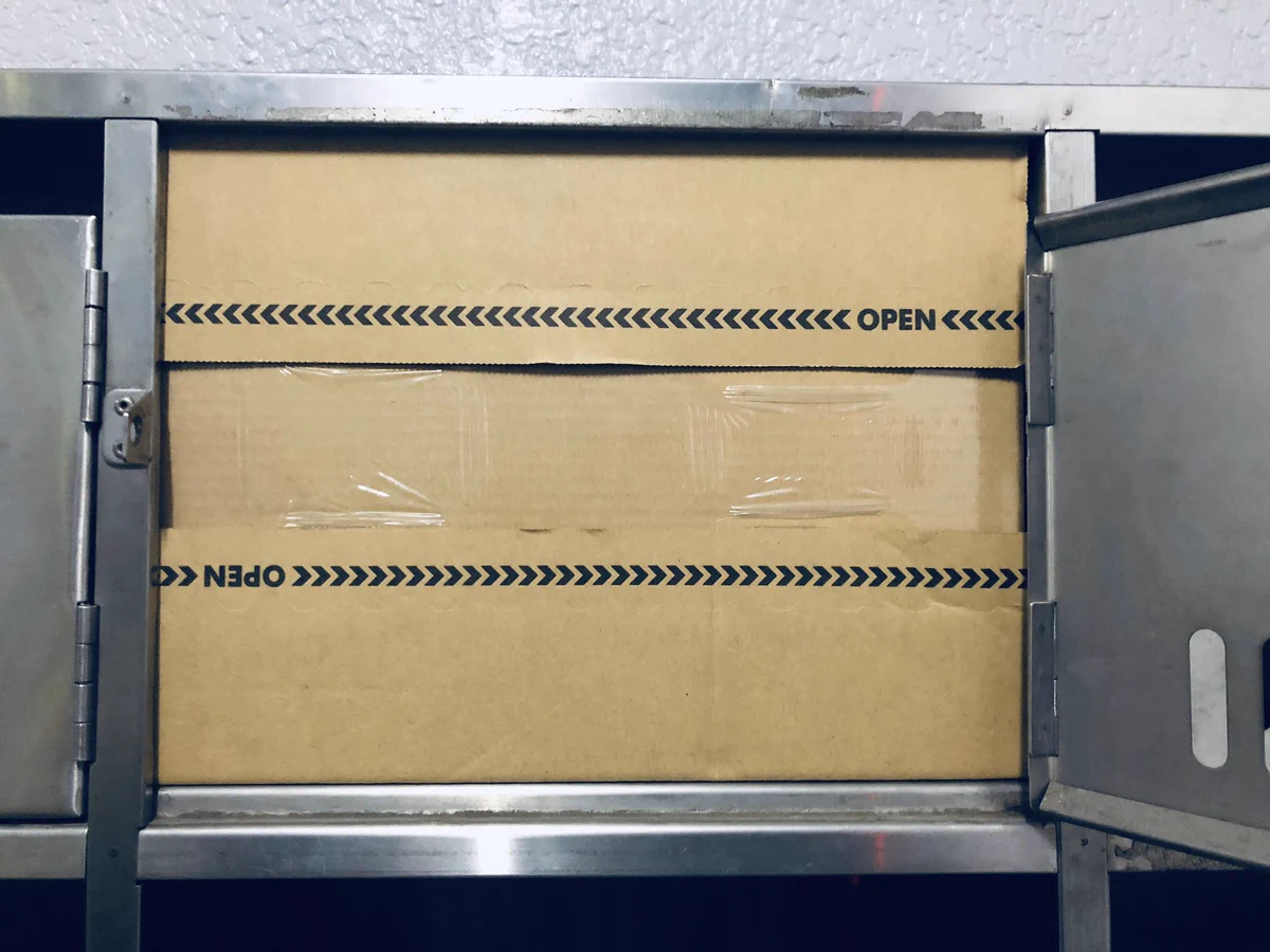 ポストにぎゅ～っと詰め込まれた。段ボール箱・取る時は、いったいどうしたもんか・・・www