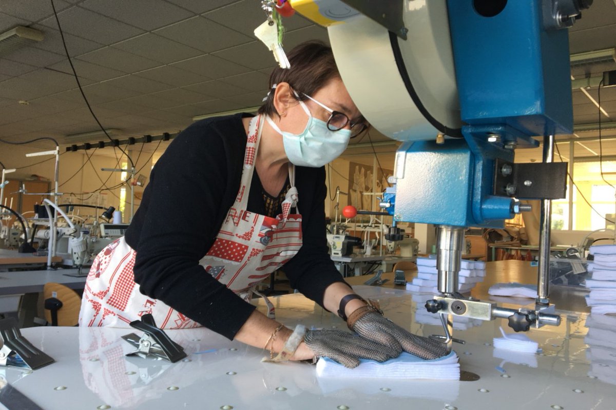 EC_44's tweet photo. Les professeurs de la filière Mode et Vêtement du lycée La Baugerie à St Sébastien sur Loire, en lien avec l’entreprise "Newclip Technics" de Basse Goulaine, vont fabriquer 1000 masques sur les plateaux techniques de l’établissement.
+ d'infos : https://t.co/FR9zU3sD8Z https://t.co/73pXSPtyiU
