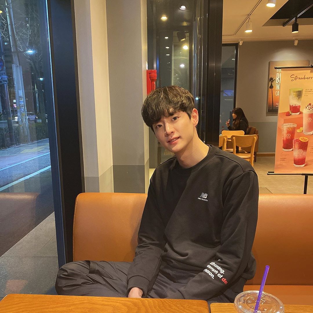 moonsuinnpics's tweet photo. hello👋👋 sorry for being inactive lately :(  don't forget, tonight will be Handsome Tigers' last episode, we sincerely hope there will be season two with the same cast🤞 
Here is the streaming link! The show will starts at 11.10 pm kst
https://t.co/0QQt1bLBd2 https://t.co/WHmyX44xTc