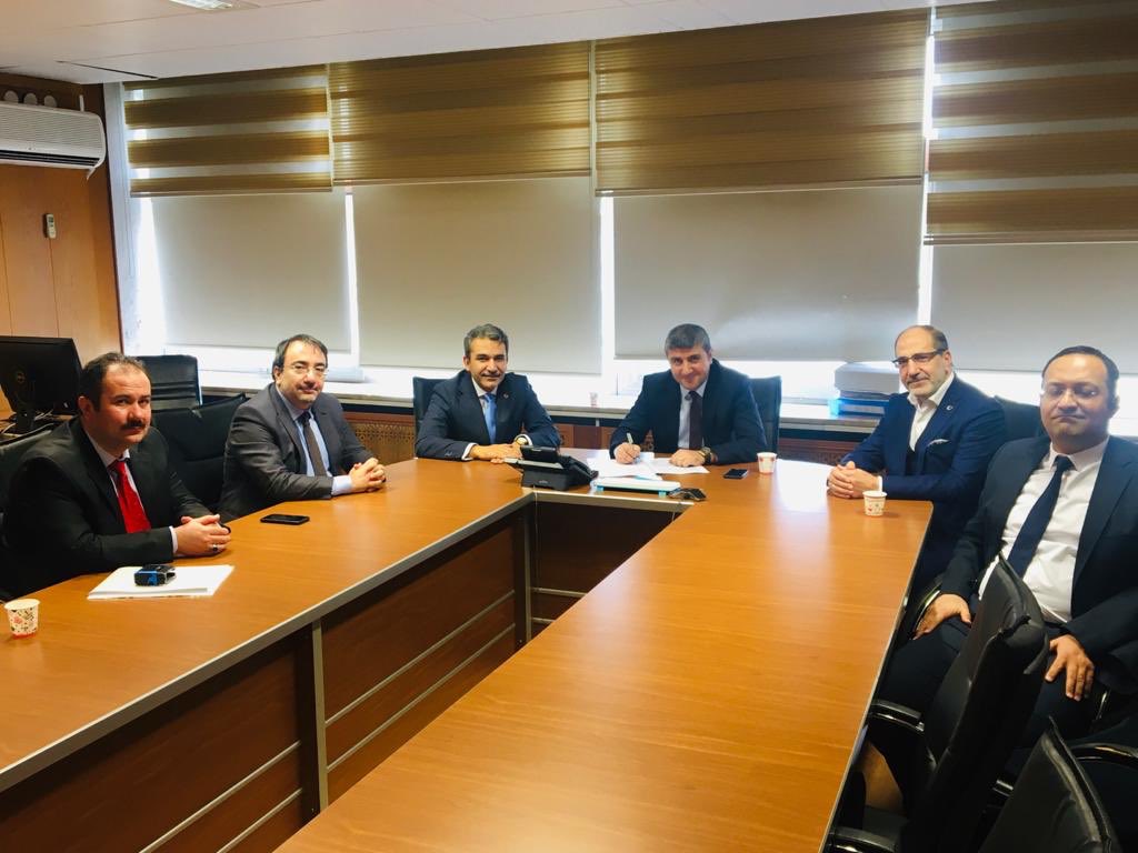 Besni ve Gölbaşı ilçelerimizle, Harmanlı,Balkar,Belören ve Suvarlı beldelerimiz ve 12 köyümüzün içme suyu ihtiyacını karşılayacak olan Erkenek projemizn ihalesi kesinleşti. @BelediyesiBesni Bşknmz @e_mehmetemre nin de katılımı ile @dsi_gn_md nde sözleşme imzalandı.
Hayırlı olsun.