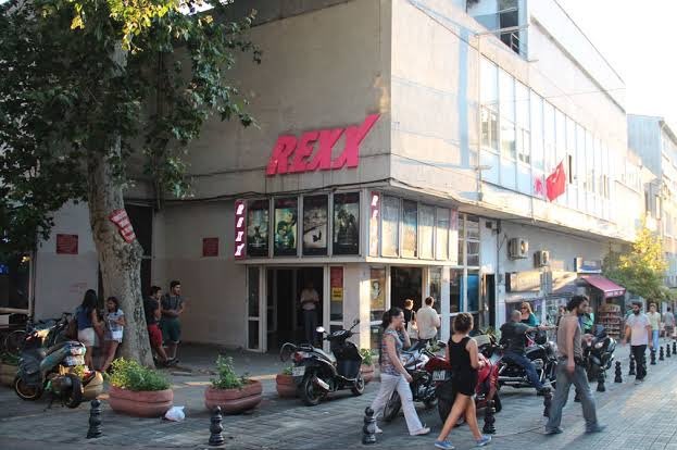 İstanbul’un, Kadıköy’ün simge hâline gelmiş, sanata ve şehre dair ortak hafızamızın mekânlarından olan Rexx Sineması, maalesef kapandığını duyurdu.