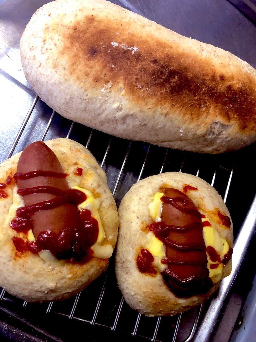 ウィンナーボートと くるみとドライフルーツたっぷりのパンが焼けたので 明日からの 若琥姫 萌 5月新刊のイラスト