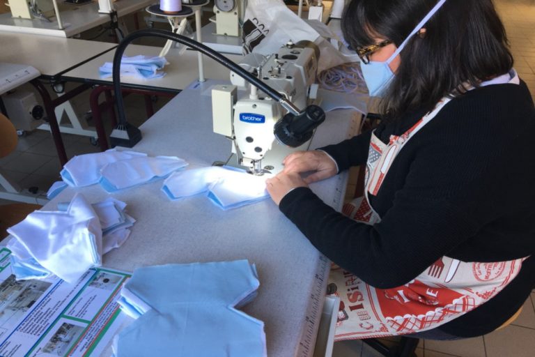 EC_44's tweet photo. Les professeurs de la filière Mode et Vêtement du lycée La Baugerie à St Sébastien sur Loire, en lien avec l’entreprise "Newclip Technics" de Basse Goulaine, vont fabriquer 1000 masques sur les plateaux techniques de l’établissement.
+ d'infos : https://t.co/FR9zU3sD8Z https://t.co/73pXSPtyiU