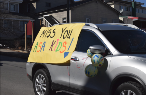 bangordailynews's tweet photo. Orono teachers greet students from afar with a parade from their cars https://t.co/5aCiS8vfP4 https://t.co/dwmW4lDwpG