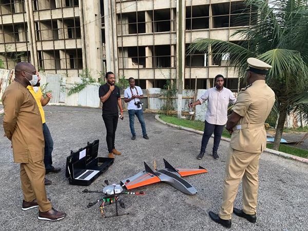 DES DRONES IVOIRIENS CONTRE LE #CORONAVIRUS 

Des drones capables de transporter 20 à 30 litres de solution liquide pour désinfecter les places communales, les marchés et autres endroits. Des drones avec une bonne autonomie de survol .
#Covid19CIV