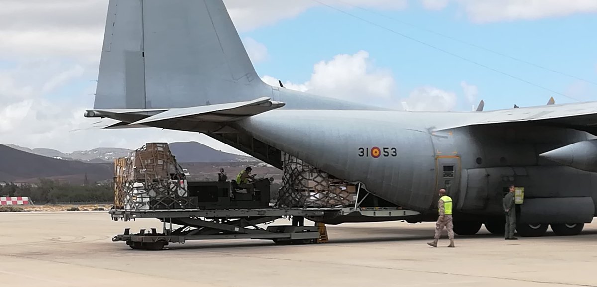 EjercitoAire's tweet photo. Un #C130 #Hércules del #Ala31 traslada material sanitario de @CRE_Emergencias desde #Zaragoza a #Gando #GranCanaria #Canarias para luchar contra el #coronavirus #COVID2019 #COVID19 
#EsteVirusLoParamosUnidos https://t.co/B1hv9Wqyk4