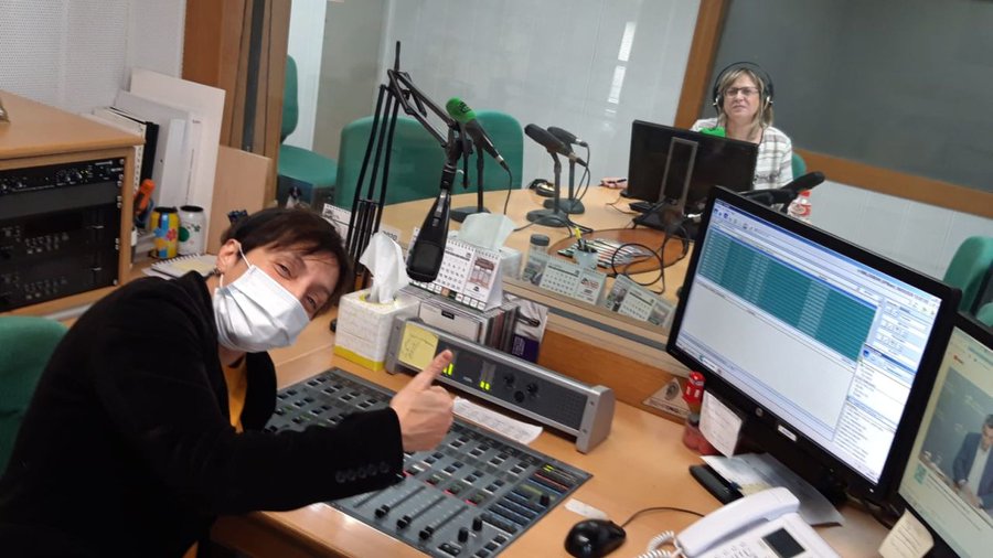 jagaraviles's tweet photo. "Así trabajan los medios de comunicación durante la crisis del COVID-19". Medios y periodistas se están volcando para ofrecer la información sobre el estado de alarma generado por el Coronavirus. Periodismo de servicio público. Escribo en el @mipumh 
https://t.co/x6zQ1MbWJ8 https://t.co/ewmMb4gF7G