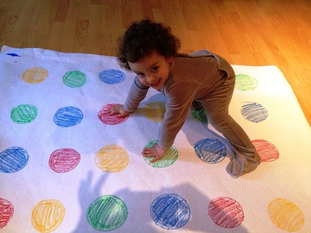 MEinfantil's tweet photo. El Twister, un juego que ayudará a los más peques a mejorar su orientación espacial y equilibrio. El juego consiste en hacer girar una ruleta que nos señala en qué color deben poner las✋ y los 👣, hasta que uno de los participantes pierde el equilibrio y cae #EstrategiasCCSS https://t.co/3yQMp62mox
