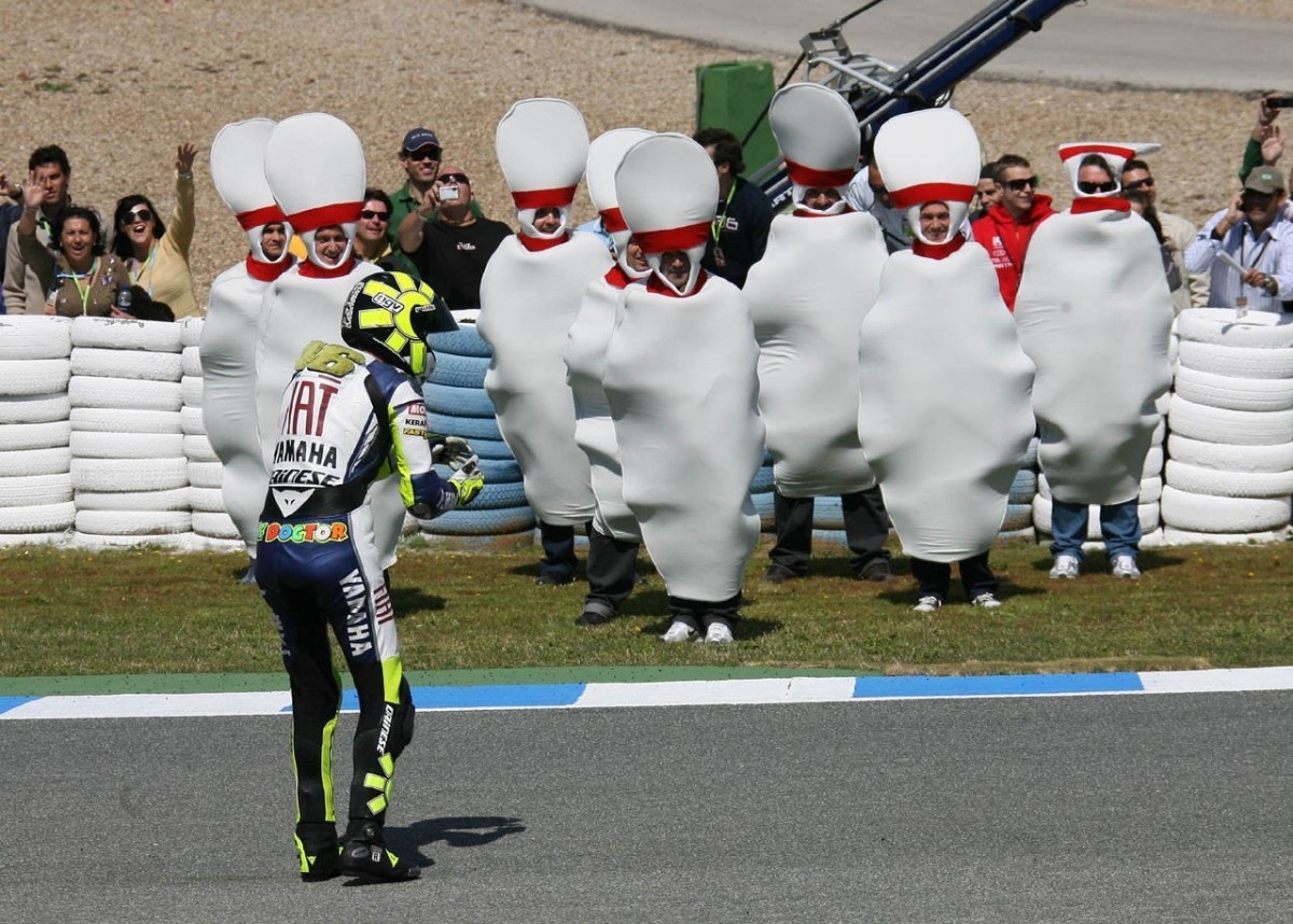 MotoGP's tweet photo. He may have bowled over the opposition at Jerez but @ValeYellow46 has his work cut out at Assen! 🎳

The Doctor struggled in the mixed conditions of qualifying and starts 11th on the grid! 👀

Watch LIVE ⬇️
https://t.co/z6ig0Bv7wO https://t.co/eEzzXGNUQu
