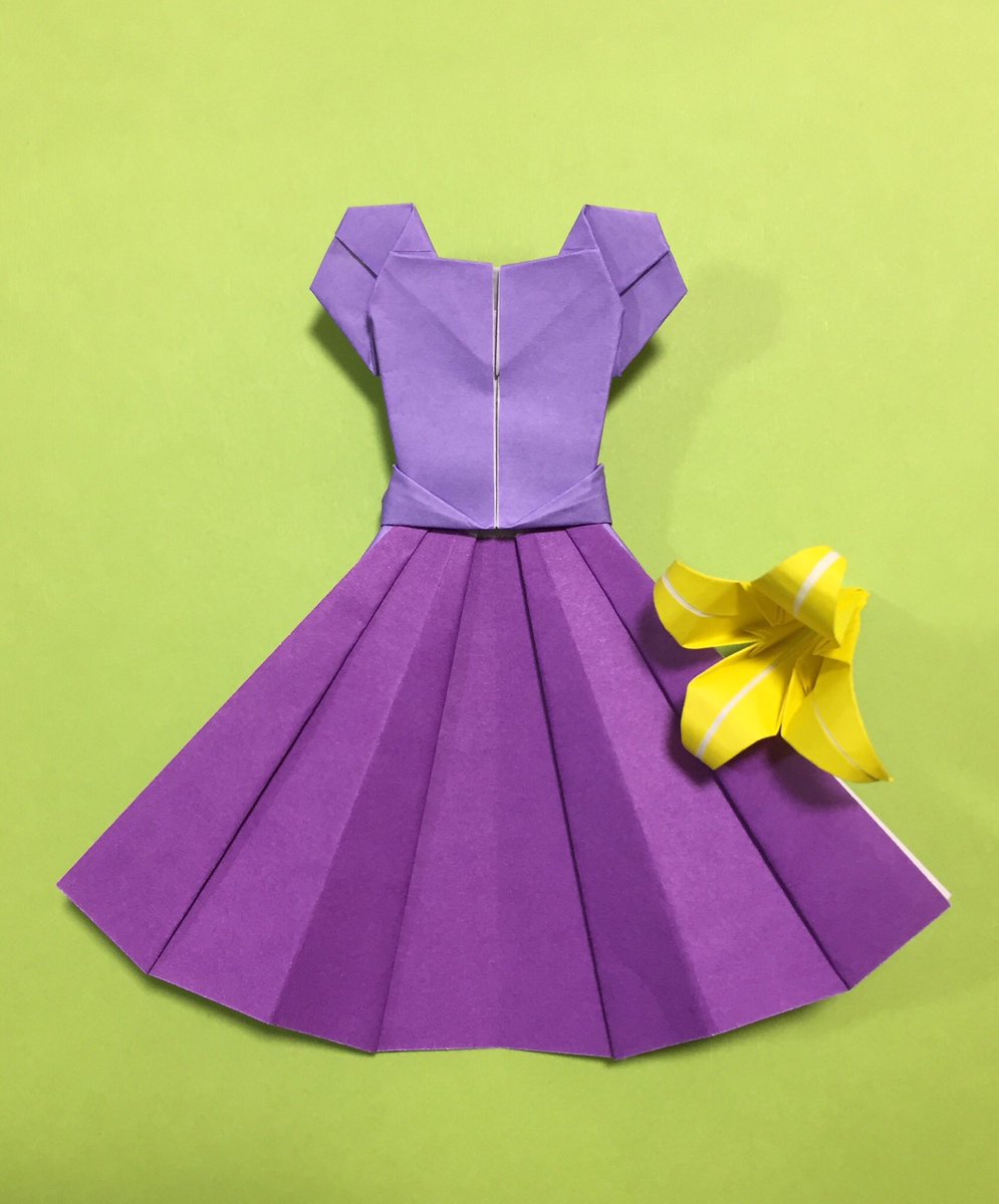 かみchu 第７弾 ラプンツェルです 襟首の形を工夫しました 折り紙の色に細工 薄紫色の折り紙 の裏面 白色 の下半分に濃紫色の折り紙を重ねる していますが 正方形から作っています 黄色い花は一般的なユリです 折り紙 ドレス ディズニー